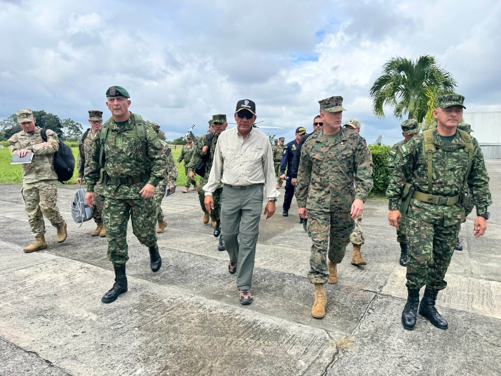 #Tumaco Comandante del Comando Sur de EE.UU. se reúne en Tumaco con cúpula militar colombiana para reforzar lucha antidrogas.